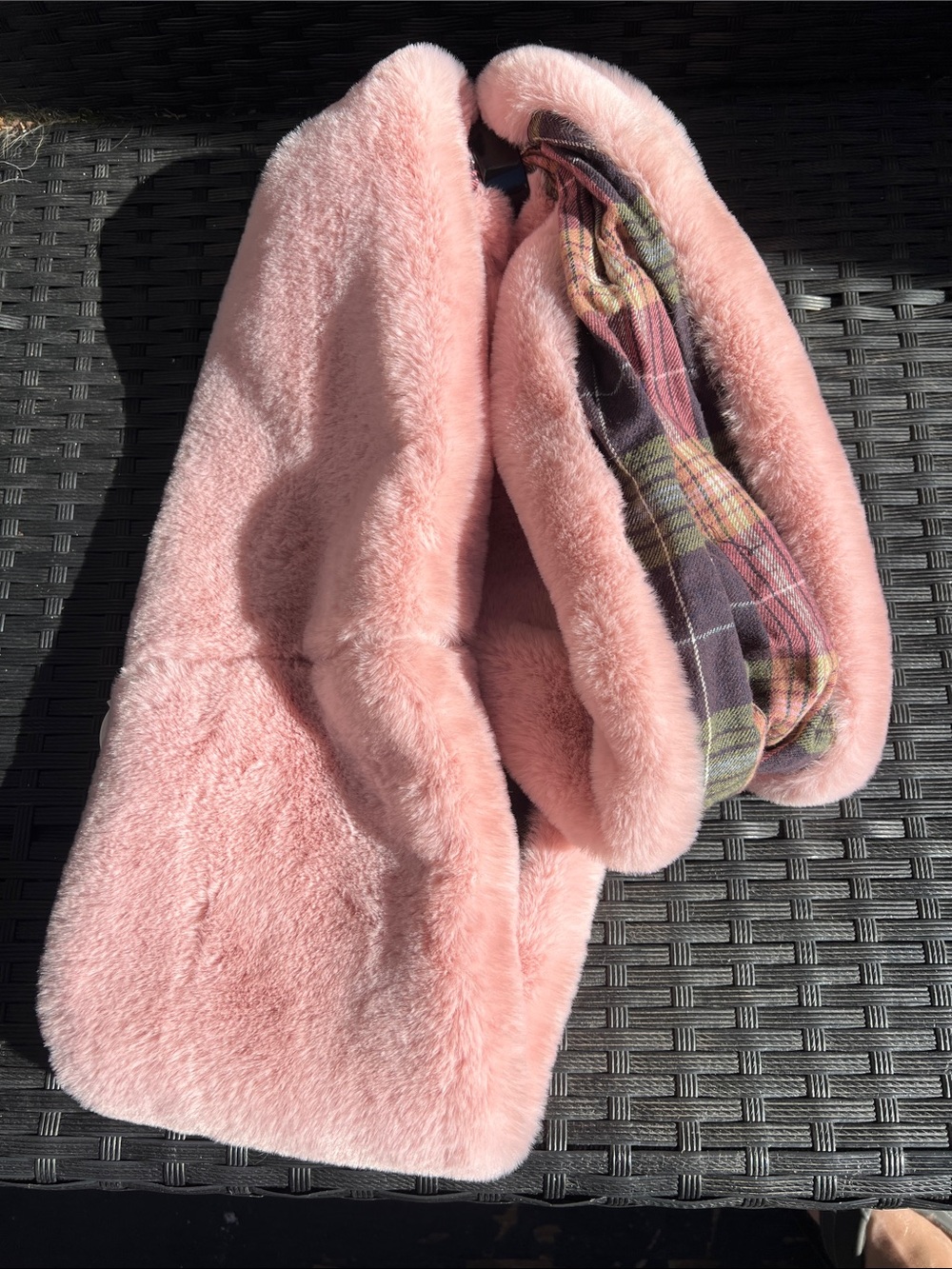 Plush Pink Faux-Fur Scarf Wrap - Luxurious Soft Touch